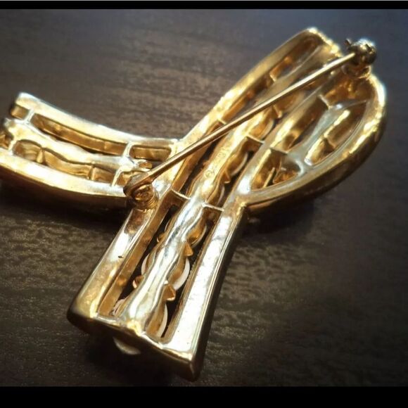 RARE VINTAGE SIGNED CROWN TRIFARI THERMOSET GOLD TONE 2 1/8" BROOCH - Picture 6 of 8